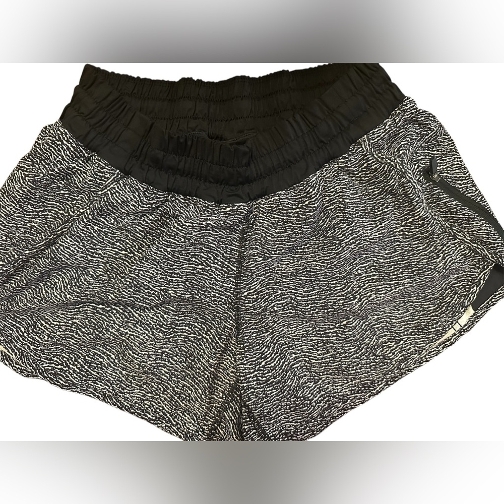 Lululemon Hotty Hot Shorts Size 8 – Black & White Wave Print | Zipper Pocket